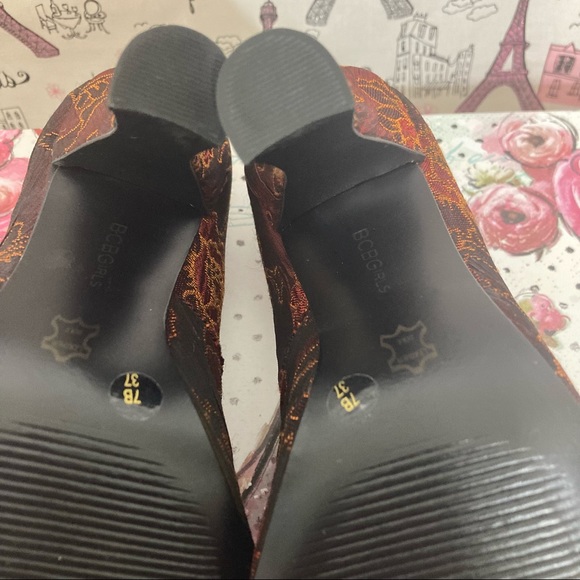 BCBGirls Vintage RARE Women’s Satin Brocade Floral Closed Toe Pumps Size 7 - Picture 7 of 14
